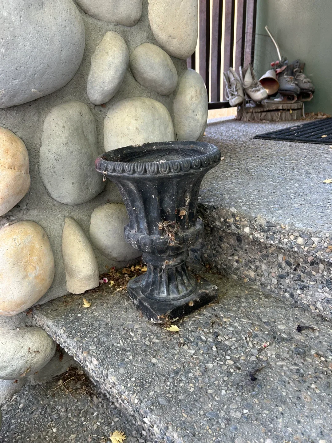 Black Garden Urn thumbnail