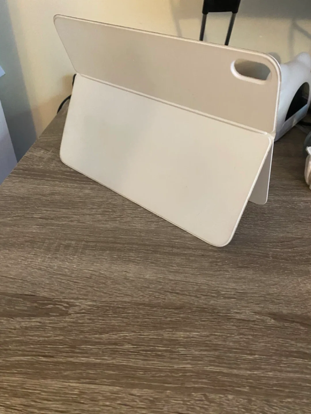 Apple iPad Magic Keyboard Folio - Like New! image indicator(4)