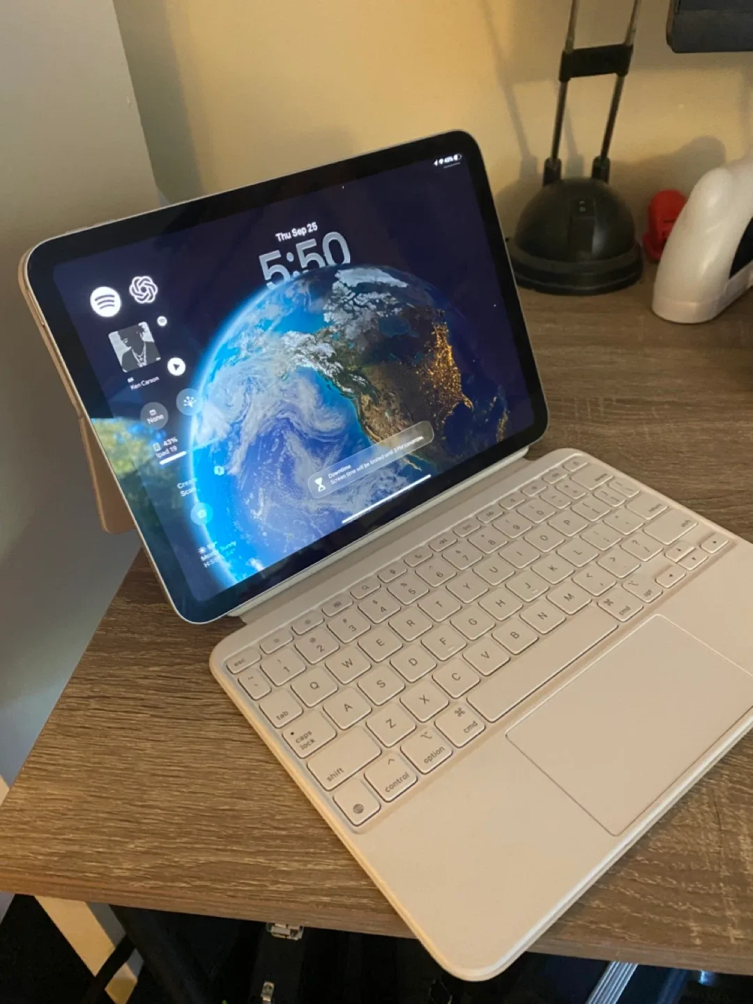 Apple iPad Magic Keyboard Folio - Like New! image indicator(2)