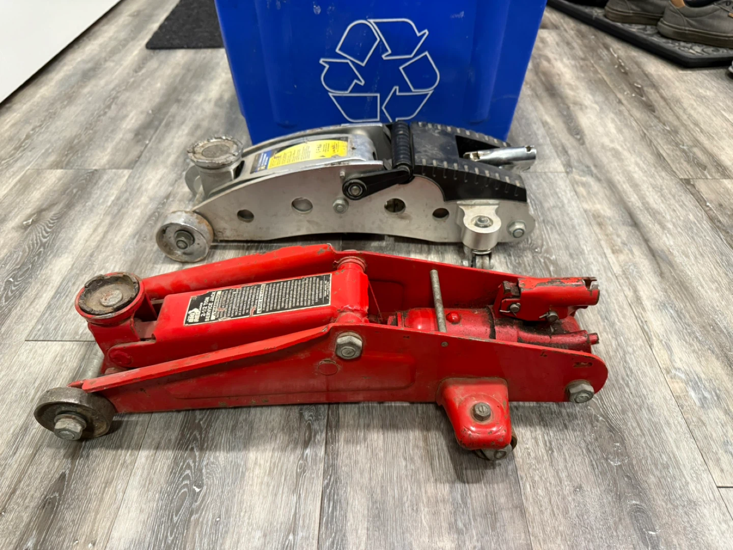 Floor jacks, bottle jacks and jack stands