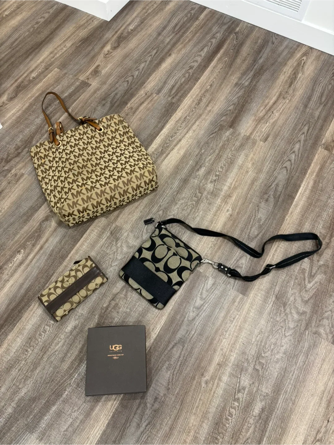 Michael Kors Tote Bag image indicator(2)