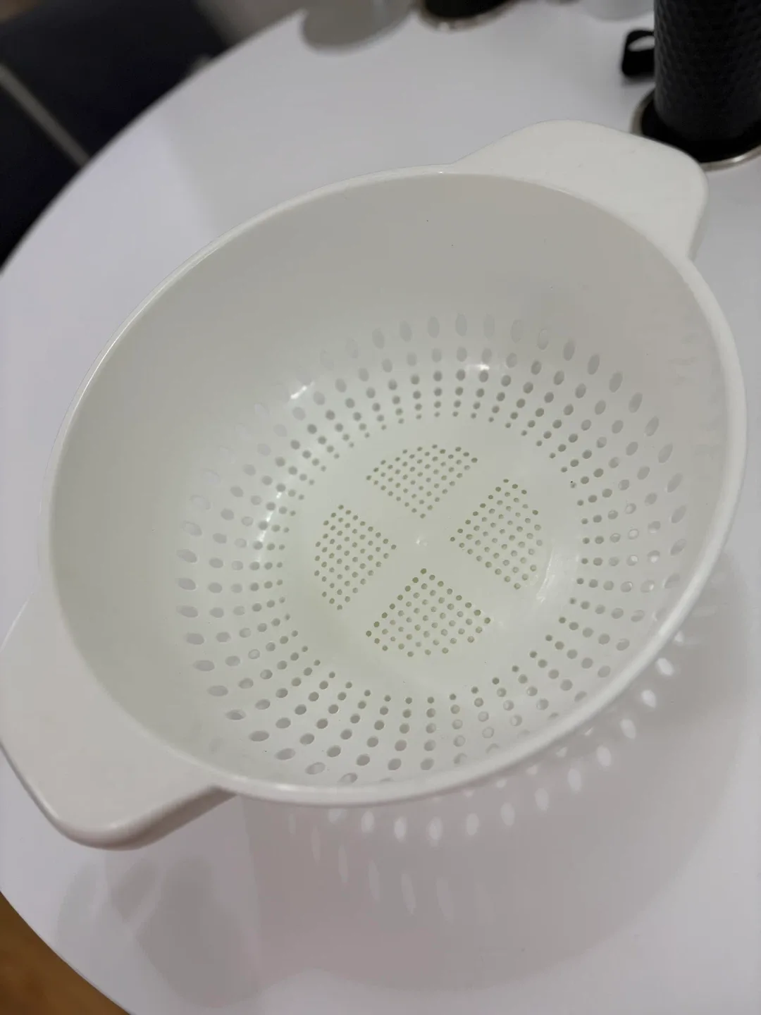 White Plastic Colander thumbnail