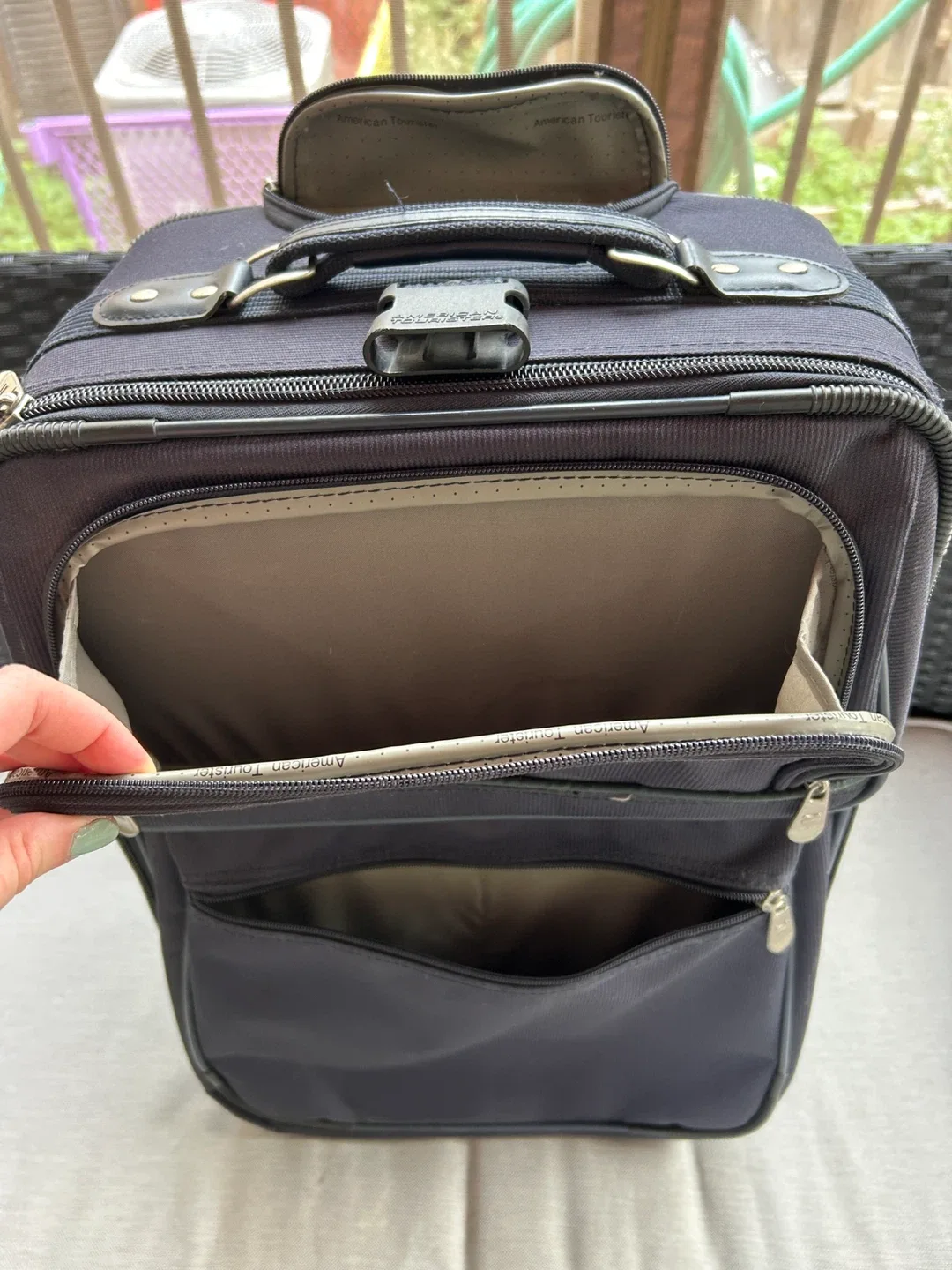 American Tourister 2-Piece Luggage Set image indicator(5)