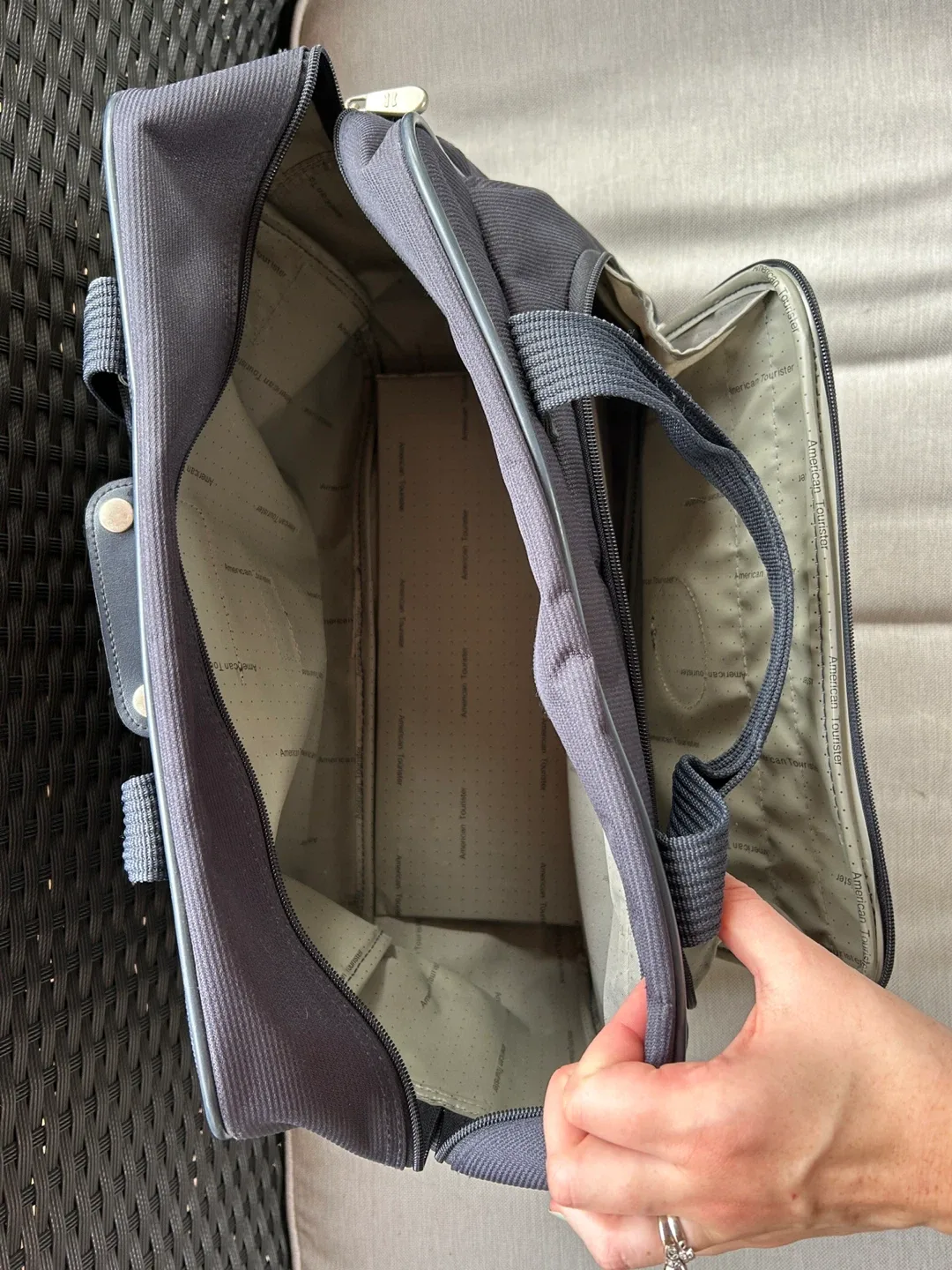 American Tourister 2-Piece Luggage Set image indicator(10)