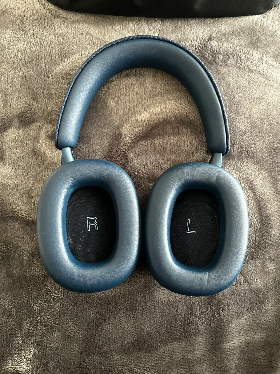 Bowers & Wilkins Headphones with Case thumbnail