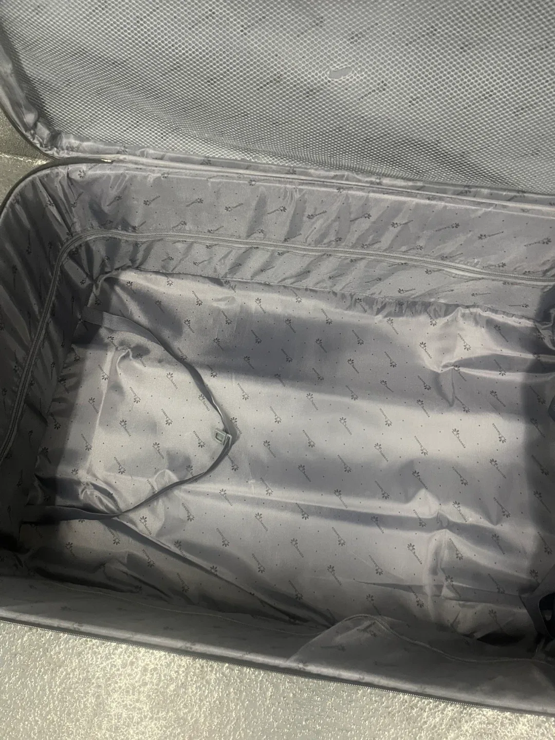 Channia Black Rolling Suitcase image indicator(6)