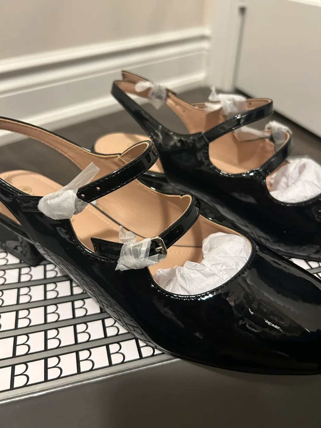 New newbella patent chunky heeled Mary Jane pumps size 6 image indicator(4)