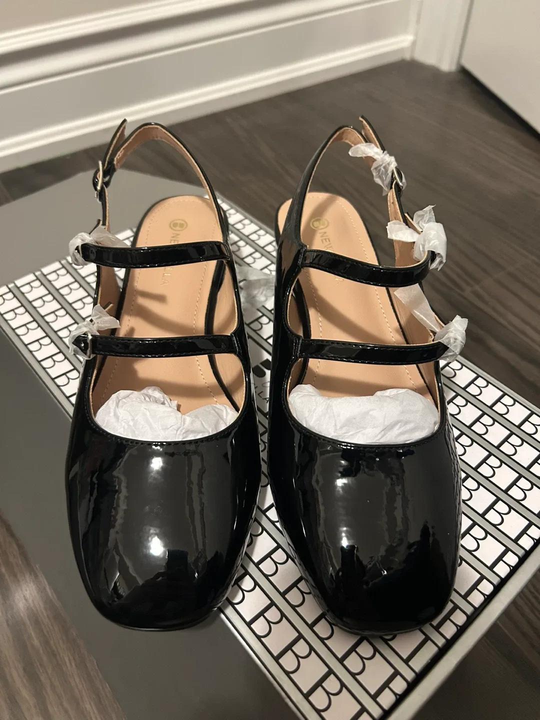 New newbella patent chunky heeled Mary Jane pumps size 6 image indicator(5)