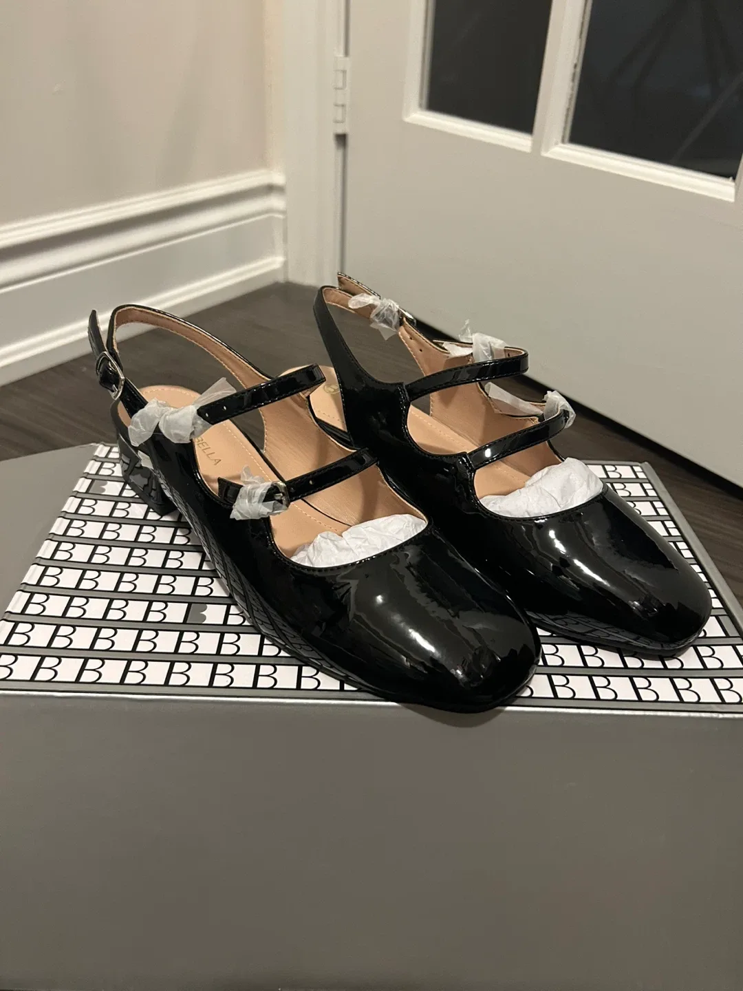 New newbella patent chunky heeled Mary Jane pumps size 6 image indicator(2)