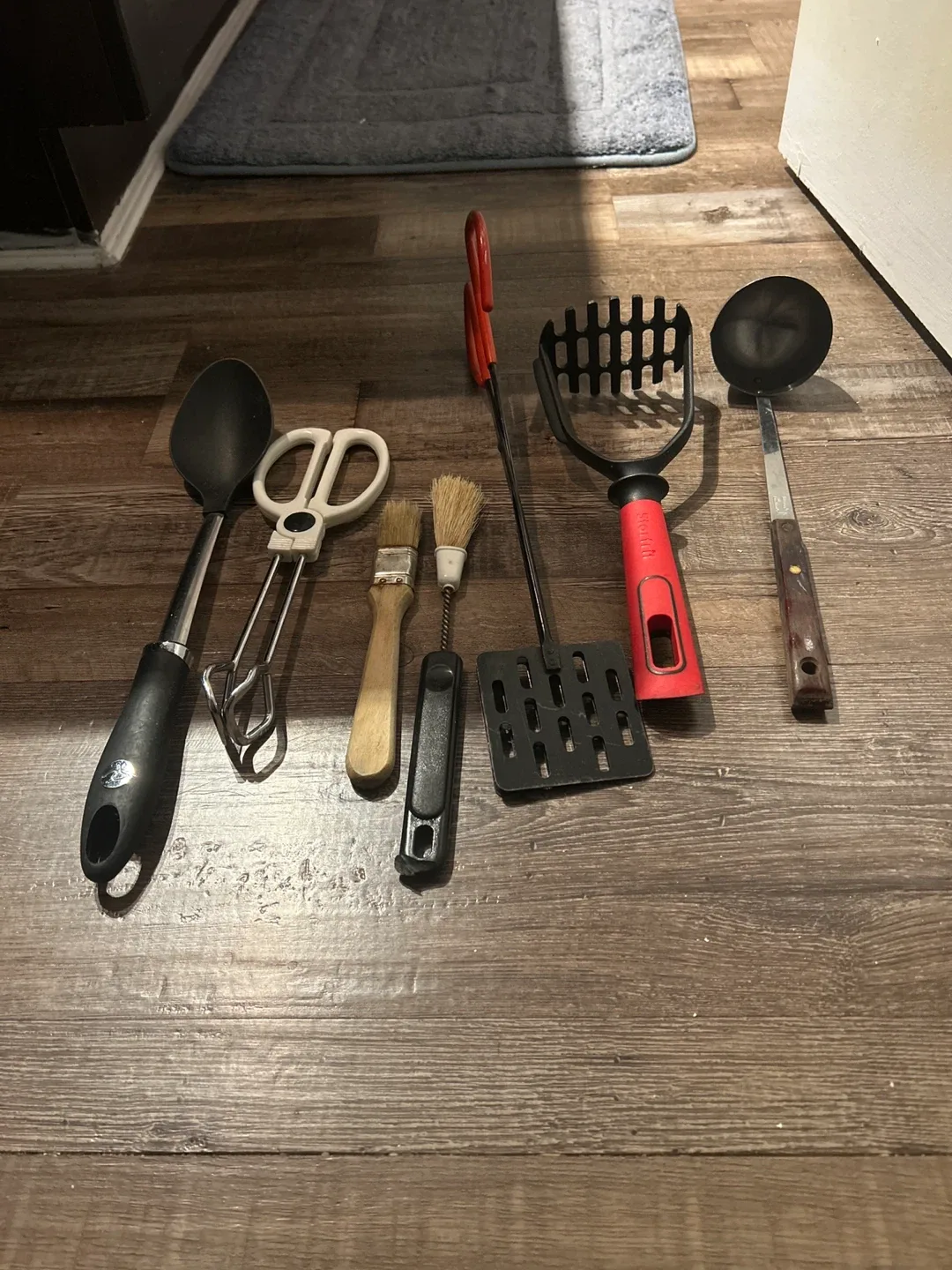 Assorted Kitchen Utensils thumbnail
