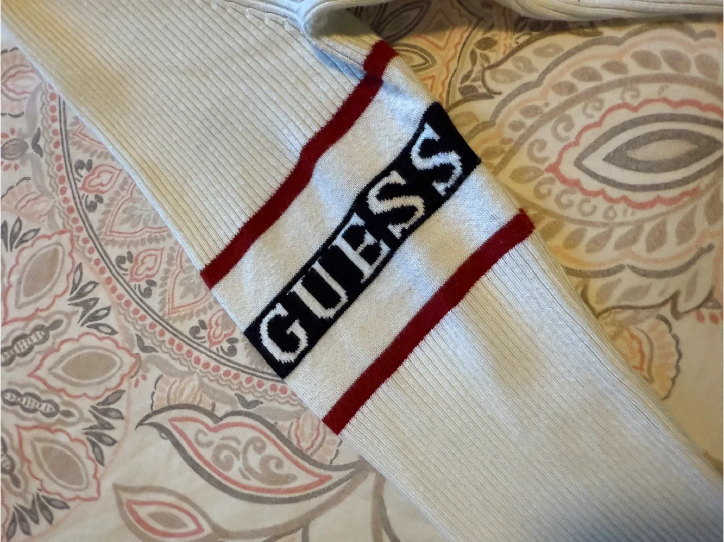Women Guess off-White Long Sleeve Ribbed Top - Size M. image indicator(2)
