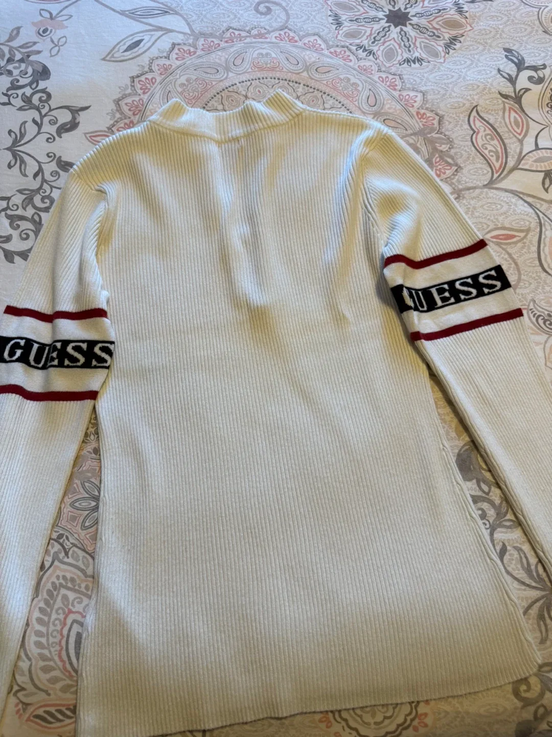 Women Guess off-White Long Sleeve Ribbed Top - Size M. image indicator(4)