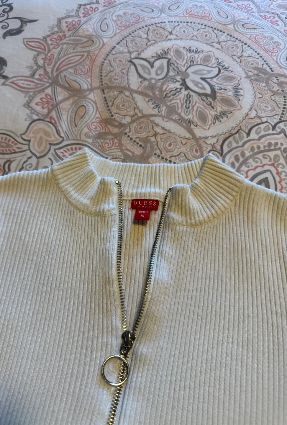 Women Guess off-White Long Sleeve Ribbed Top - Size M. image indicator(3)