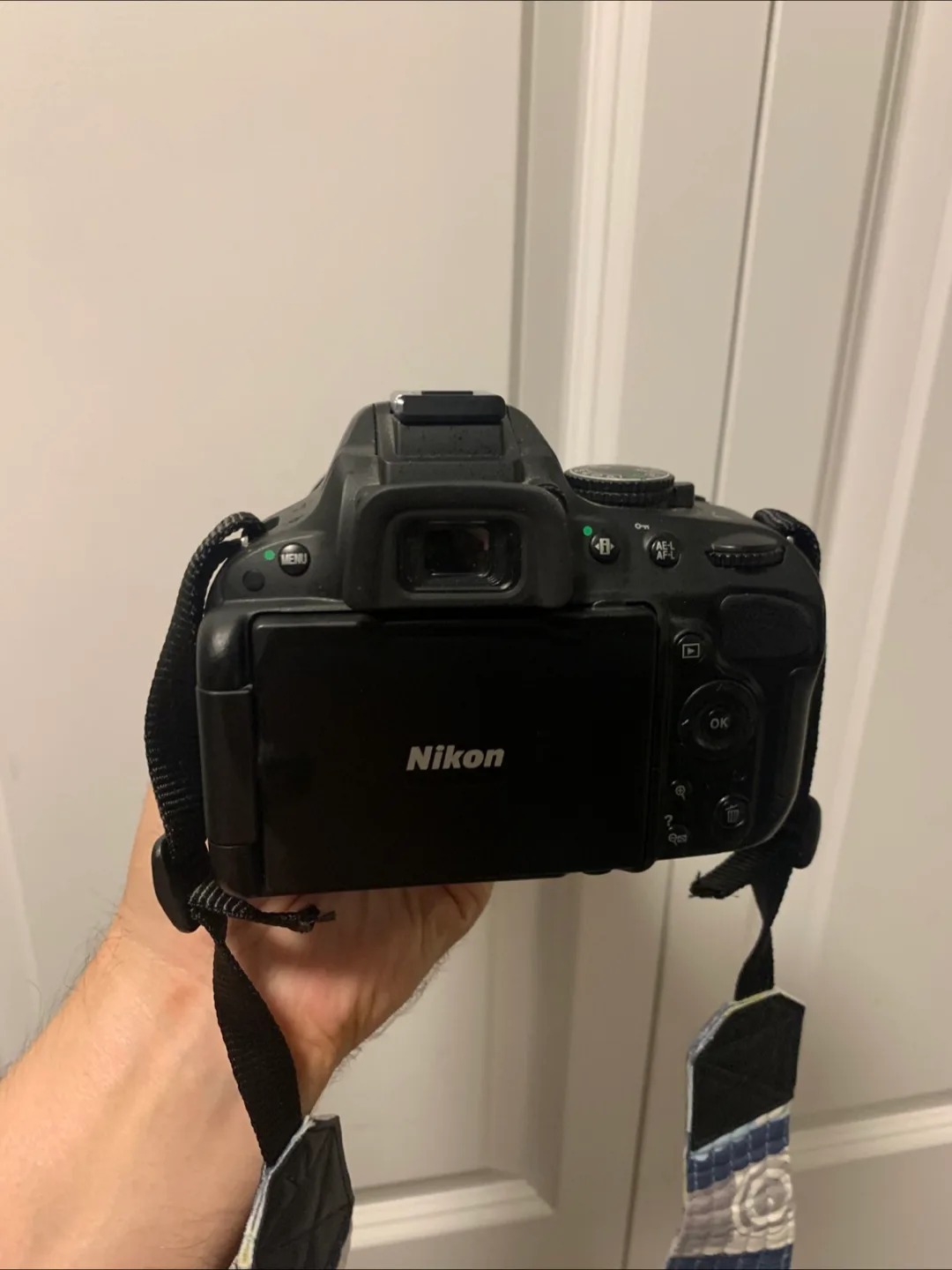 Nikon D5100 DSLR Camera with 18-200mm Lens image indicator(6)