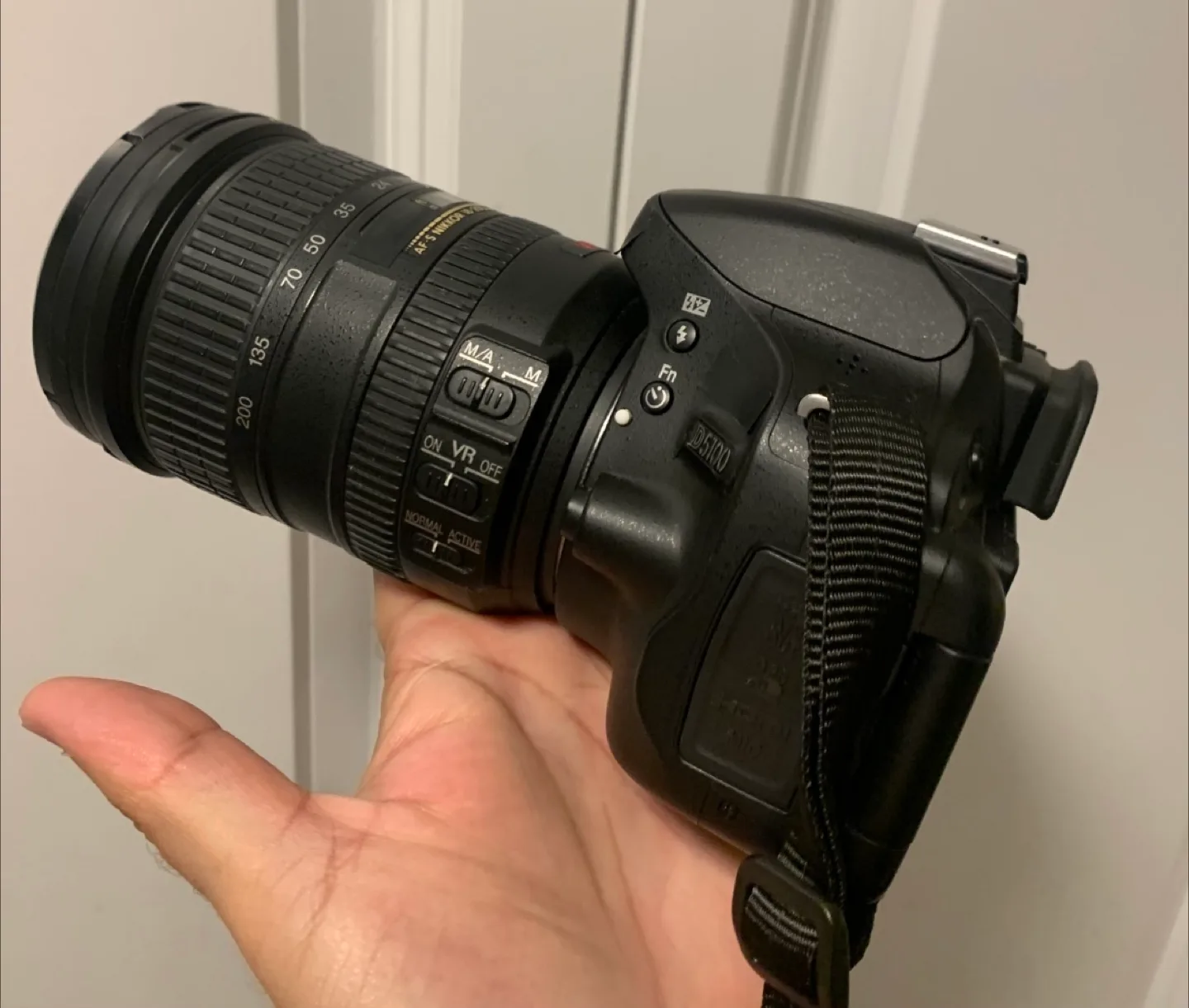 Nikon D5100 DSLR Camera with 18-200mm Lens image indicator(2)