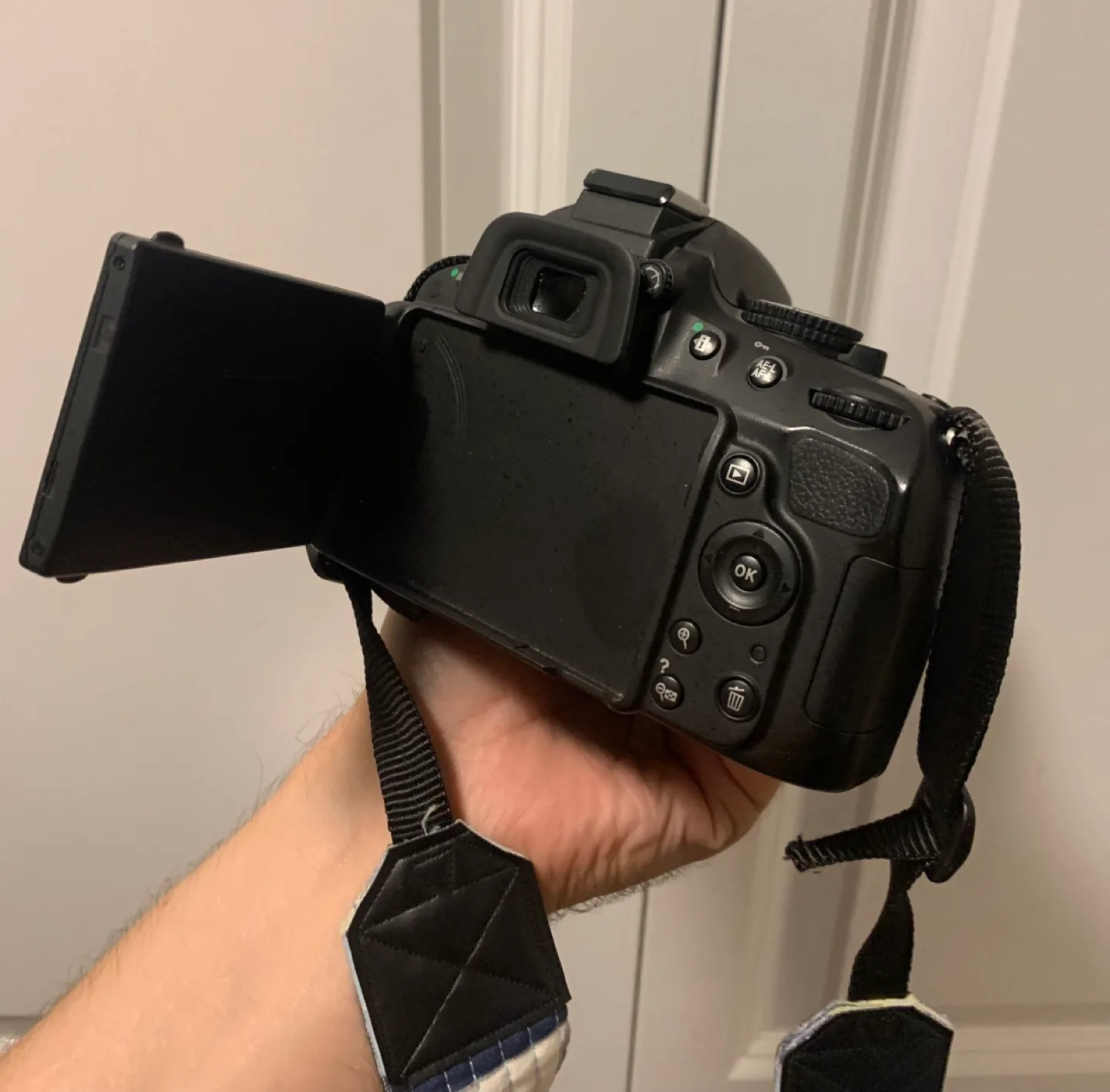 Nikon D5100 DSLR Camera with 18-200mm Lens image indicator(3)