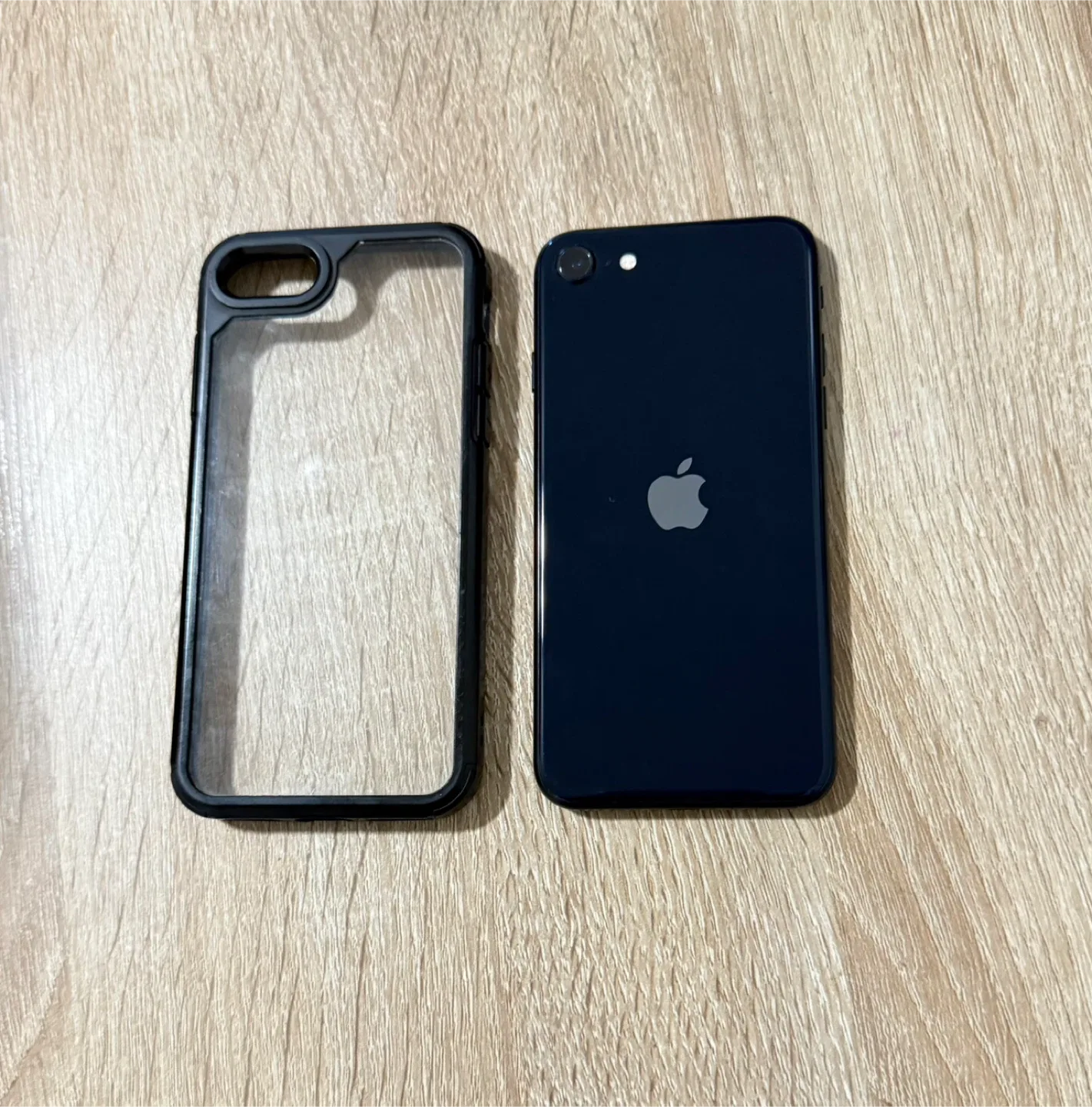 MOVING OUT SALE !!iPhone SE 64GB Black - Excellent Condition thumbnail