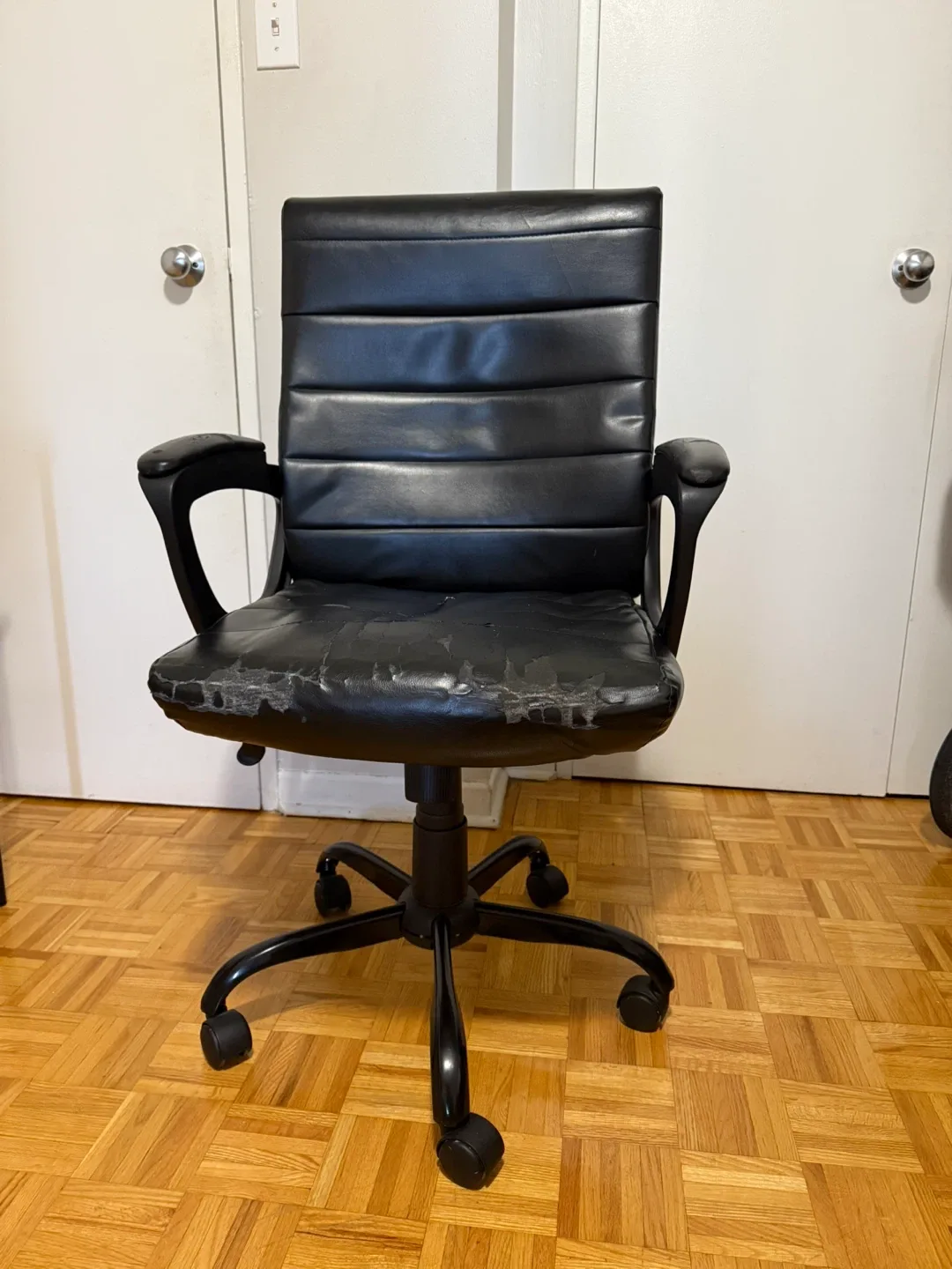 MOVING OUT SALE !! Office Desk and Used Black Office Chair image indicator(3)
