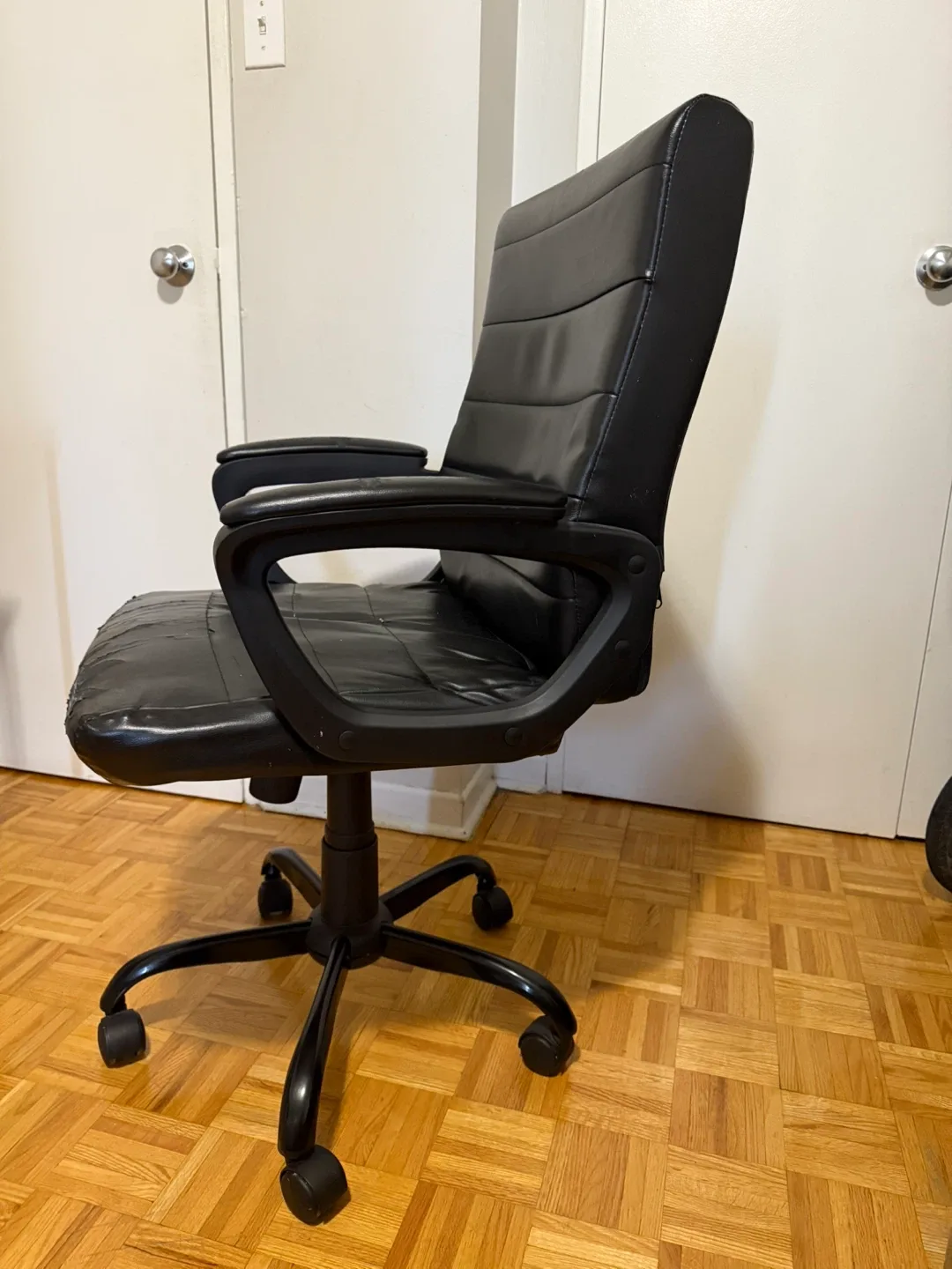 MOVING OUT SALE !! Office Desk and Used Black Office Chair image indicator(4)
