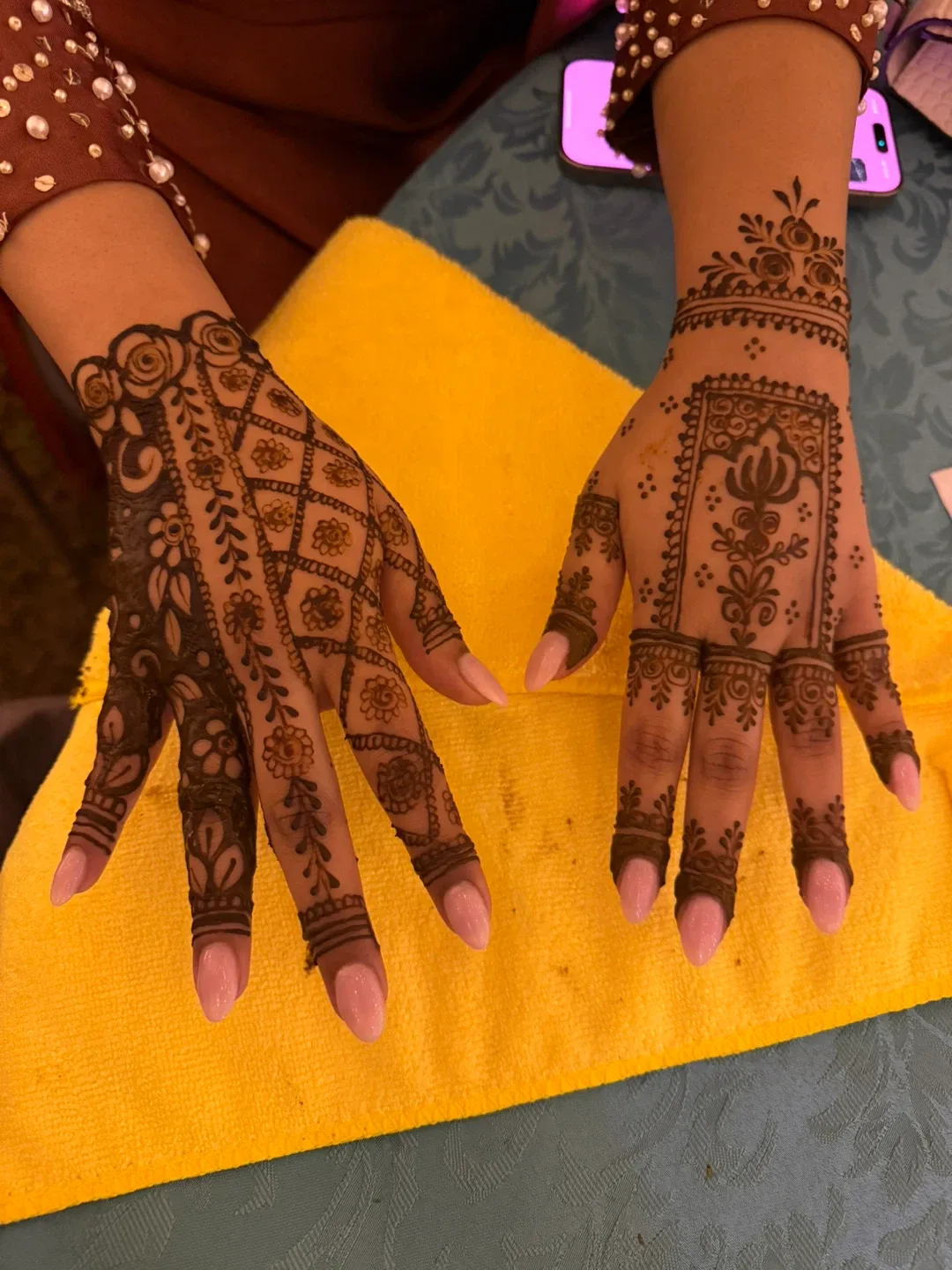 Heena artist image indicator(2)