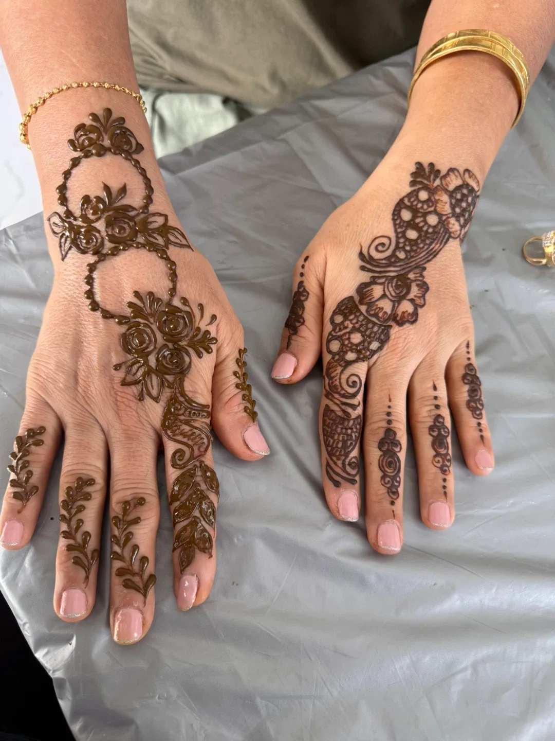 Heena artist image indicator(9)