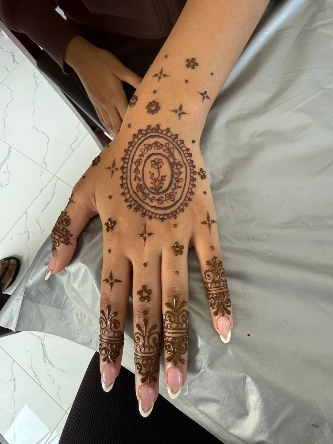 Heena artist image indicator(10)