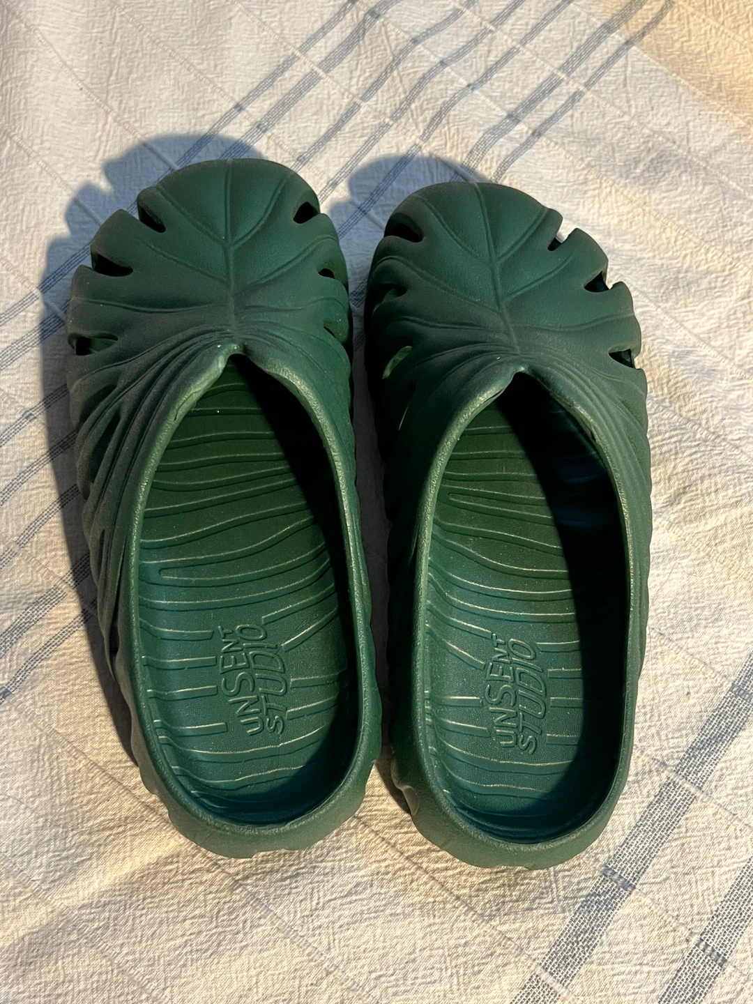 Monstera Leaf Slides - Green