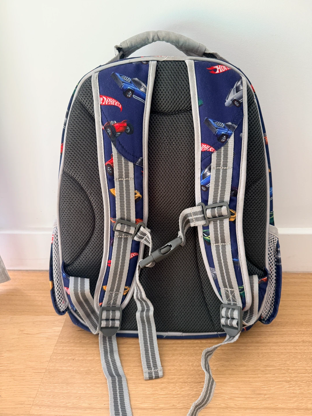 Pottery Barn Hot Wheels Backpack (size large 6-8 years) - photo 2