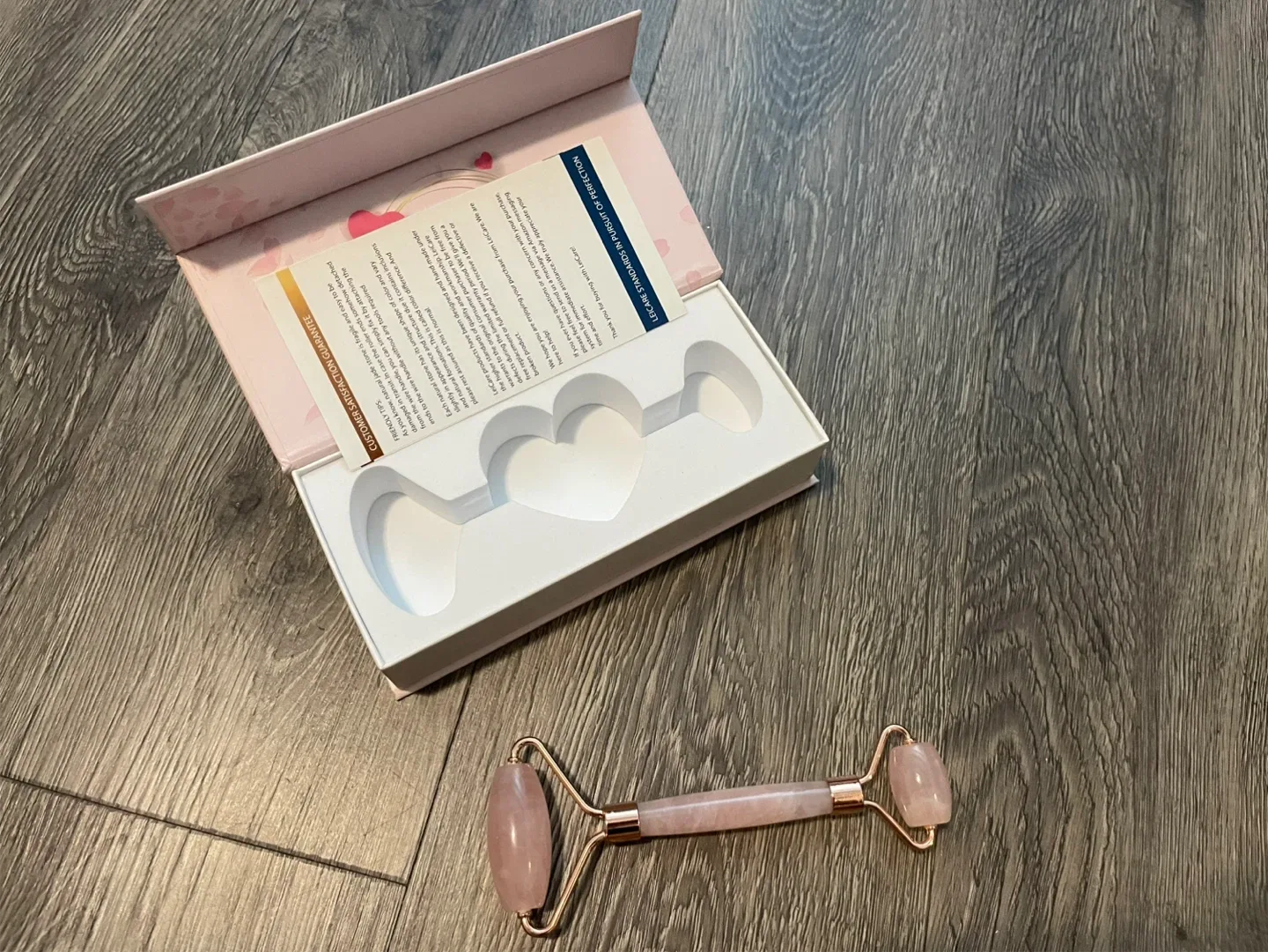 LEICARE Professional Rose Quartz Facial Roller - NEW image indicator(3)