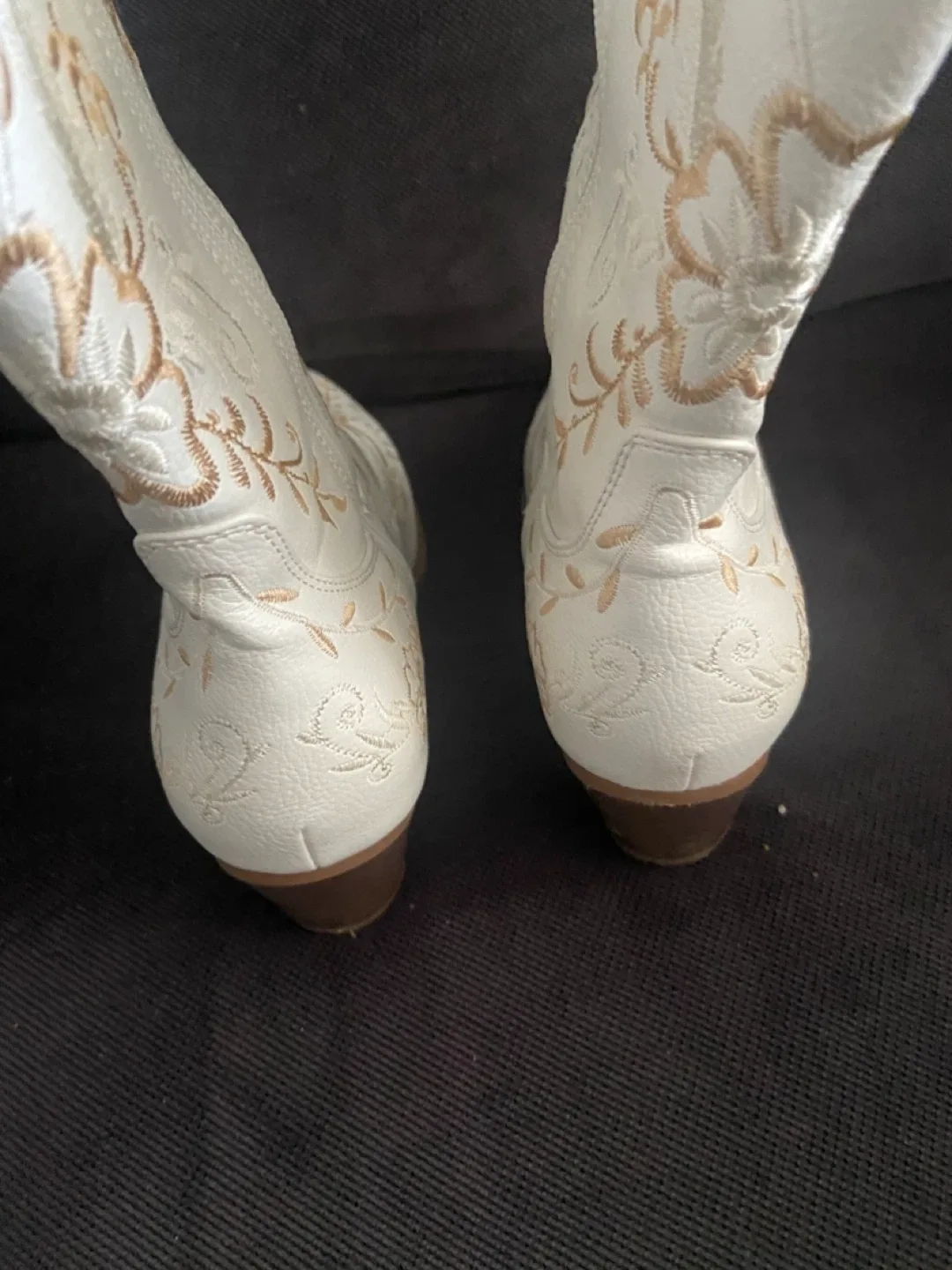 White Embroidered Cowboy Boots - Size 7 image indicator(3)