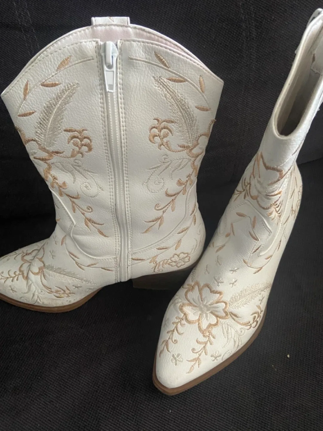 White Embroidered Cowboy Boots - Size 7 image indicator(2)