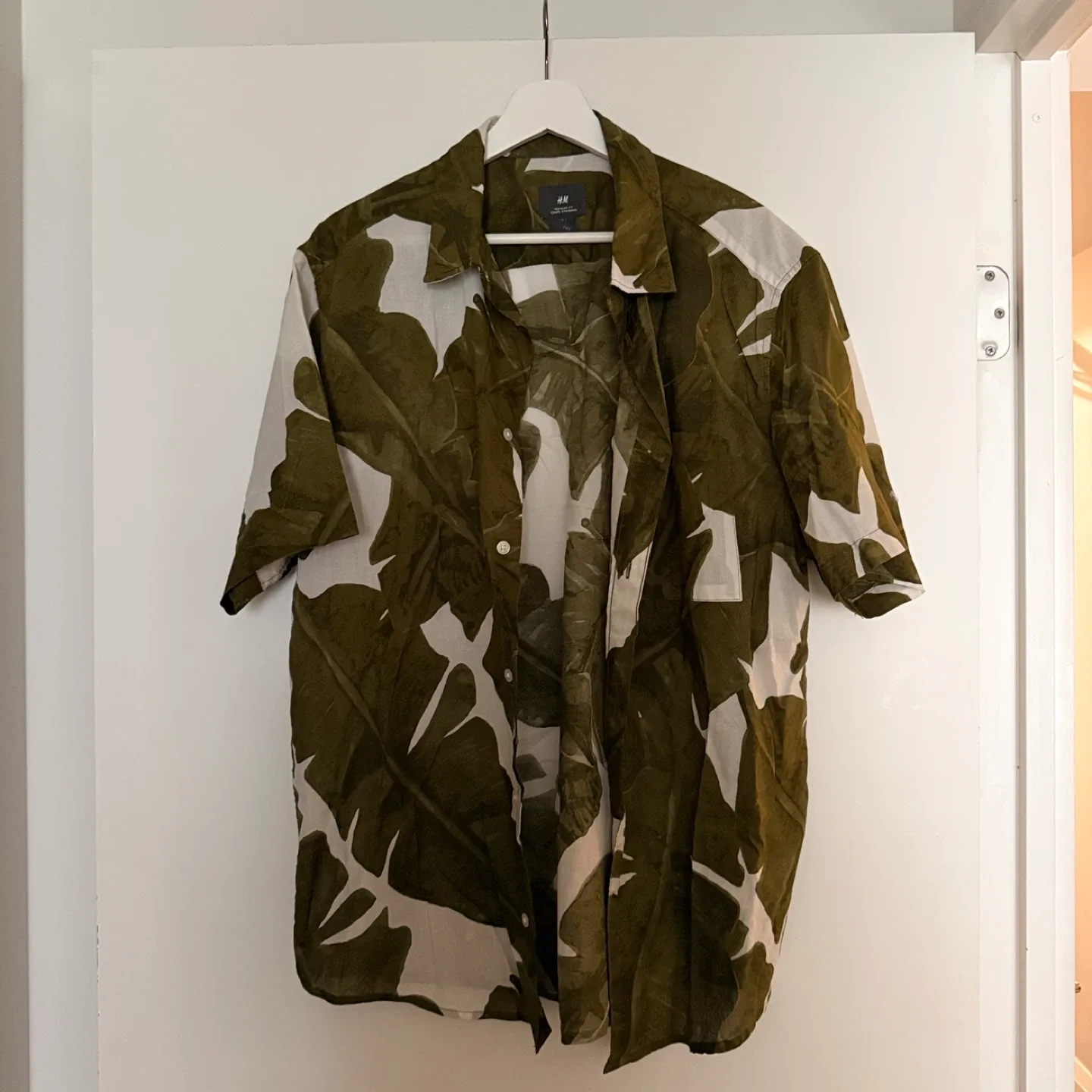 H&M Regular Fit Leaf Print Shirt - Size L thumbnail