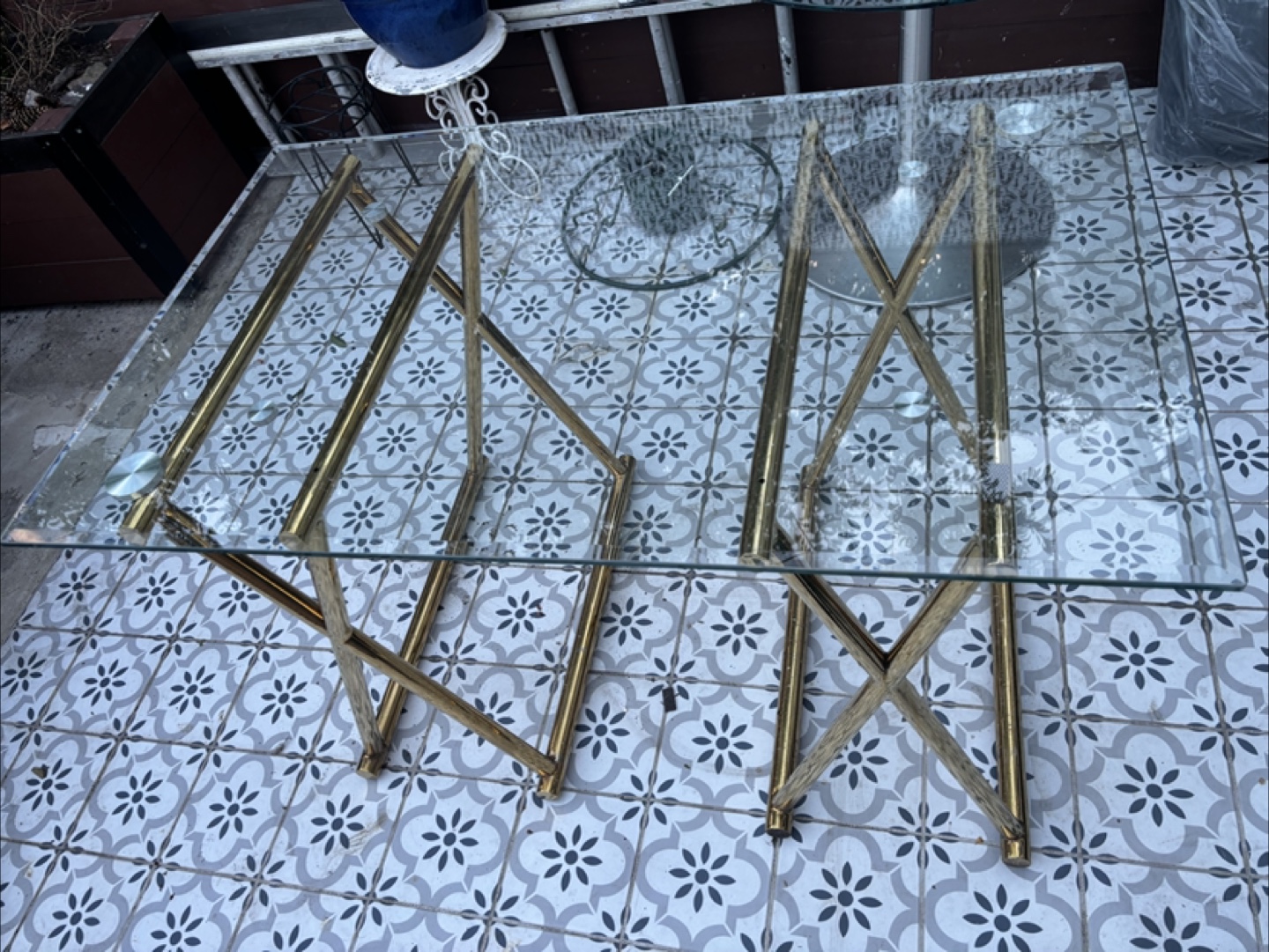Glass dinner table