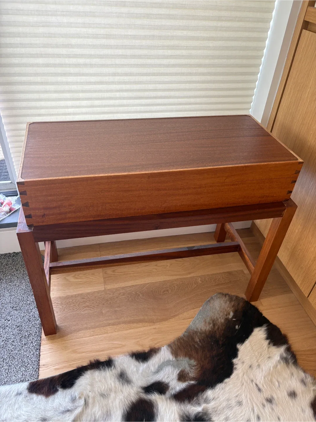 Mahagany blanket box on a stand image indicator(2)