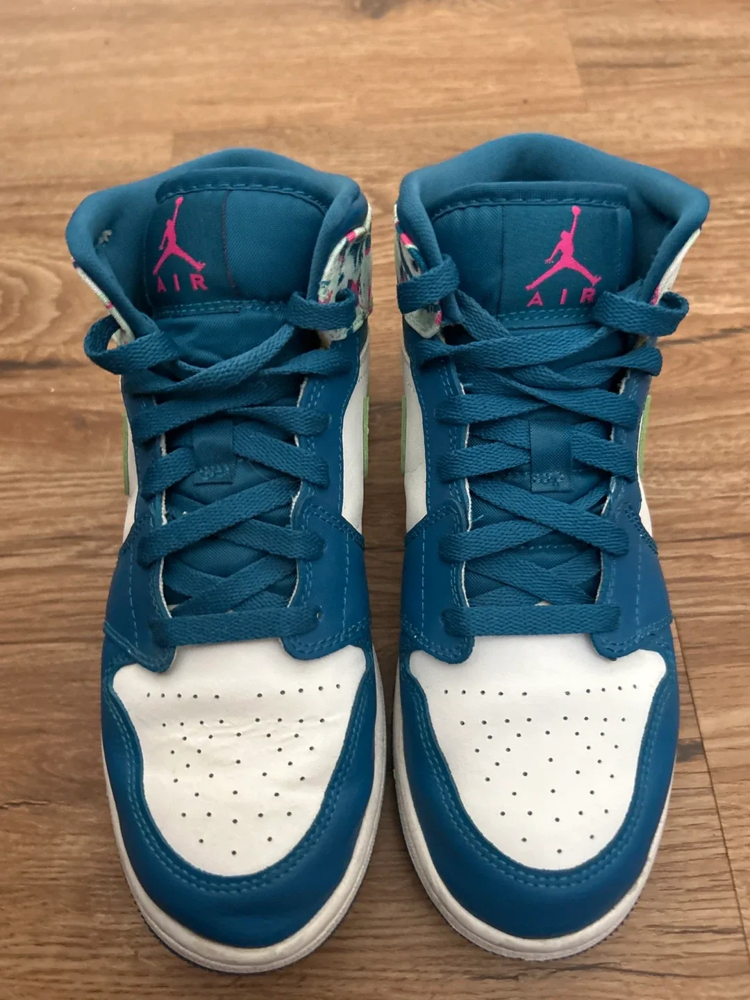 Nike Air Jordan 1 Mid SE Size 6Y image indicator(3)