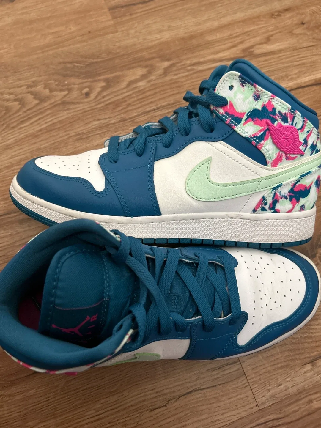 Nike Air Jordan 1 Mid SE Size 6Y image indicator(2)