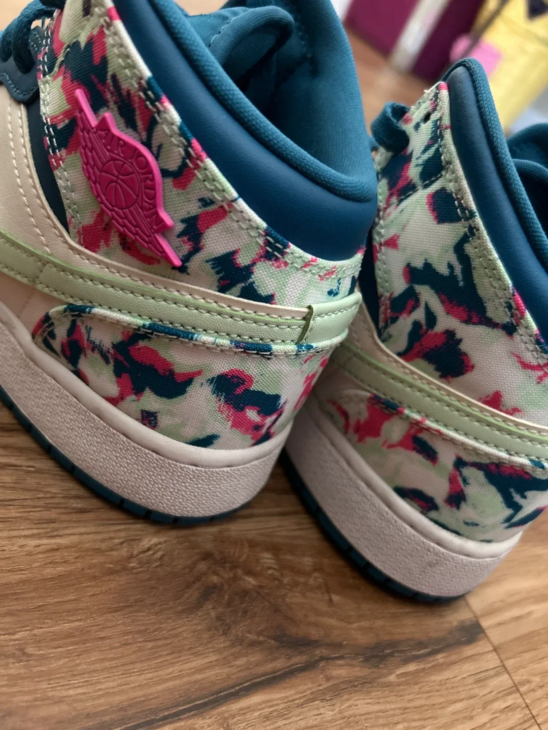 Nike Air Jordan 1 Mid SE Size 6Y image indicator(4)