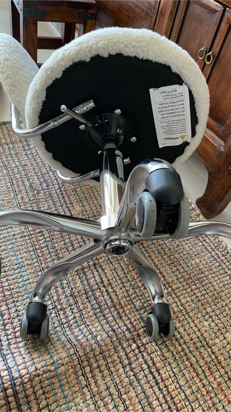 White Heart-Shaped Sherpa Desk Chair image indicator(2)
