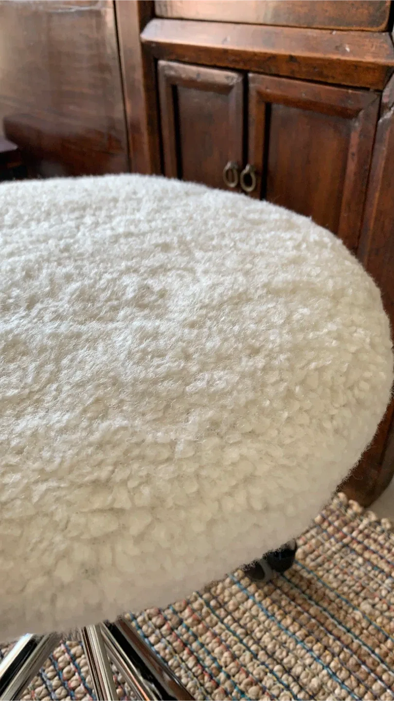 White Heart-Shaped Sherpa Desk Chair image indicator(3)