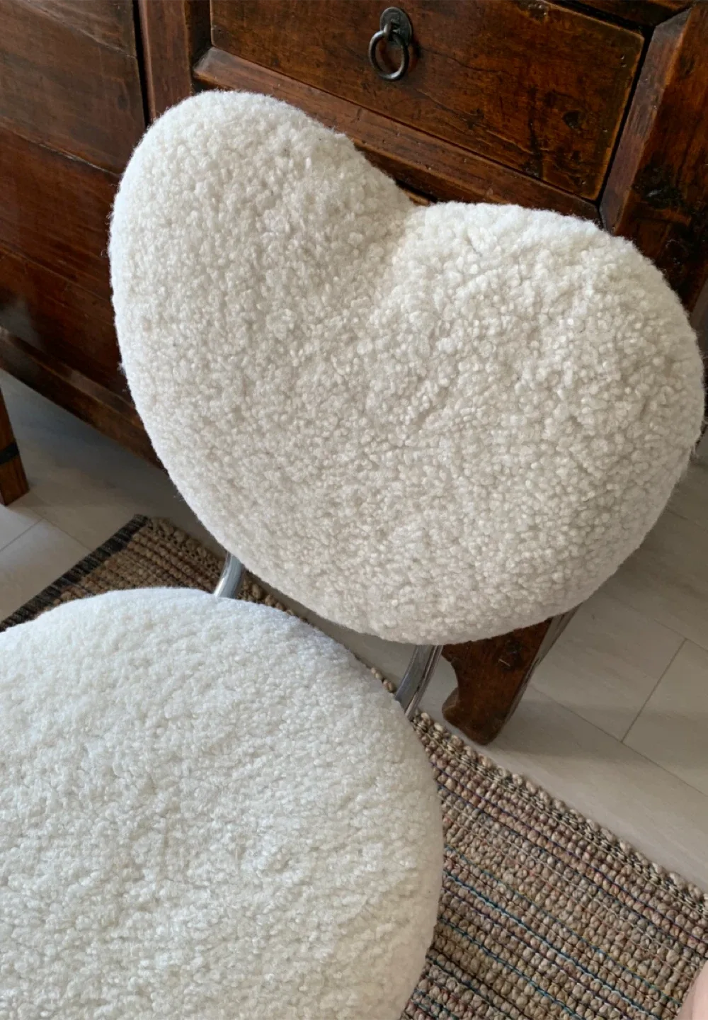 White Heart-Shaped Sherpa Desk Chair image indicator(4)