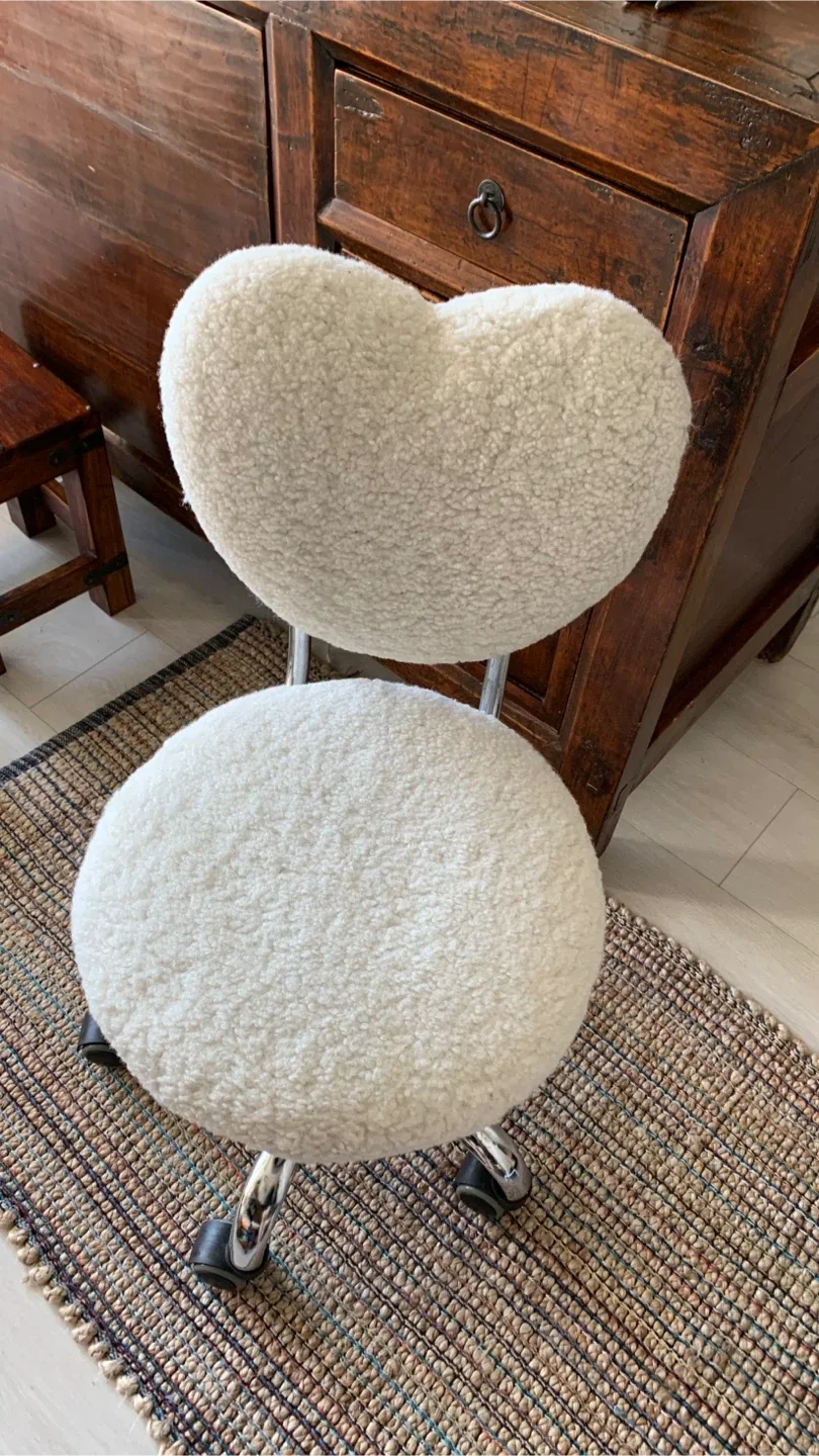 White Heart-Shaped Sherpa Desk Chair image indicator(7)
