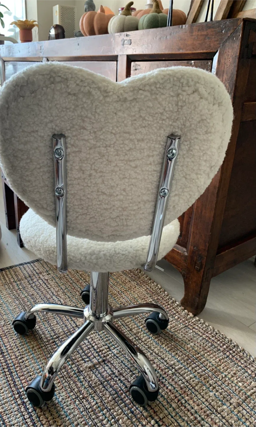 White Heart-Shaped Sherpa Desk Chair image indicator(6)