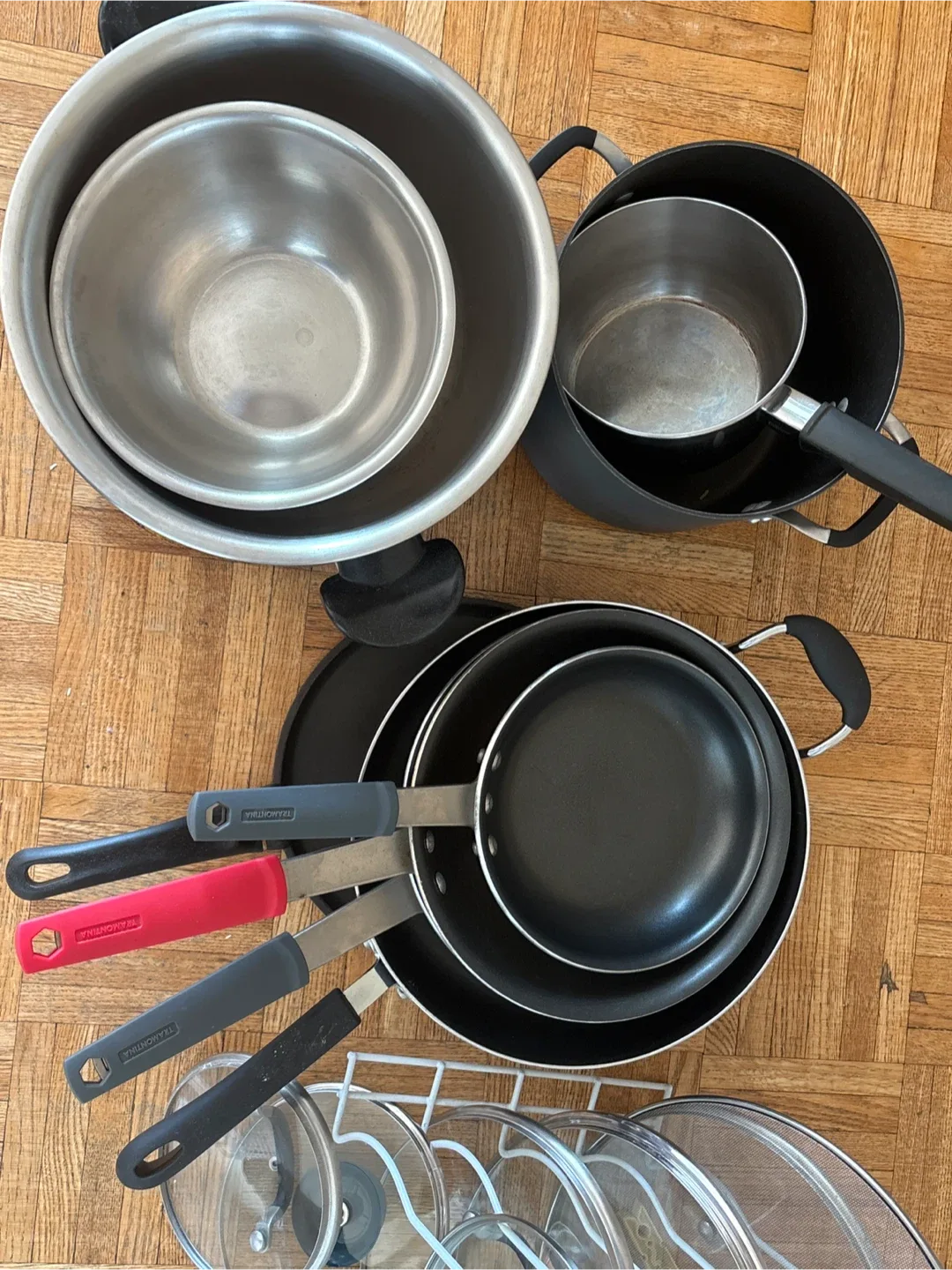 Free - mixed set of pots and pans thumbnail