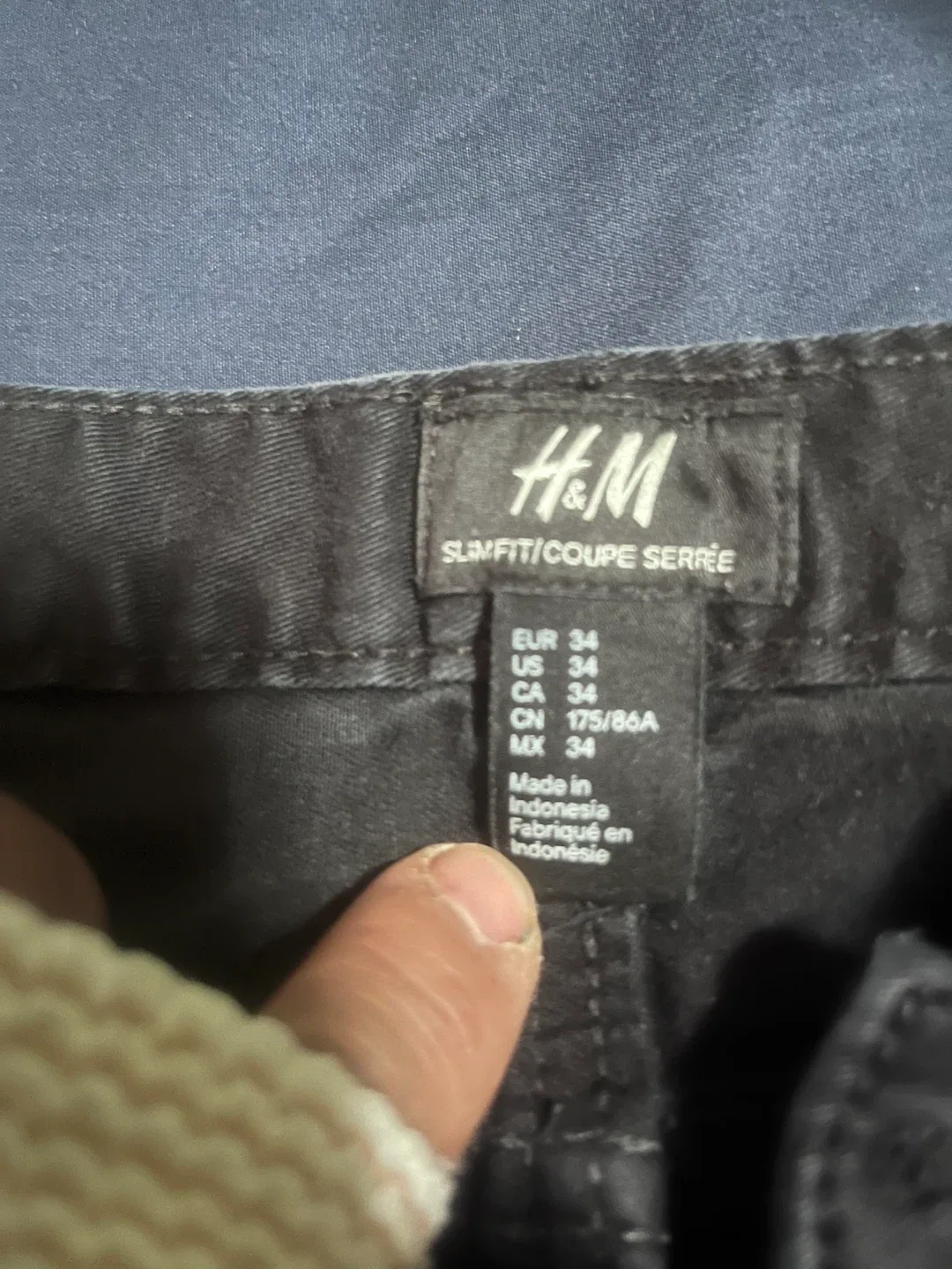 H&M Slim Fit Black Jeans - Size 34 image indicator(2)