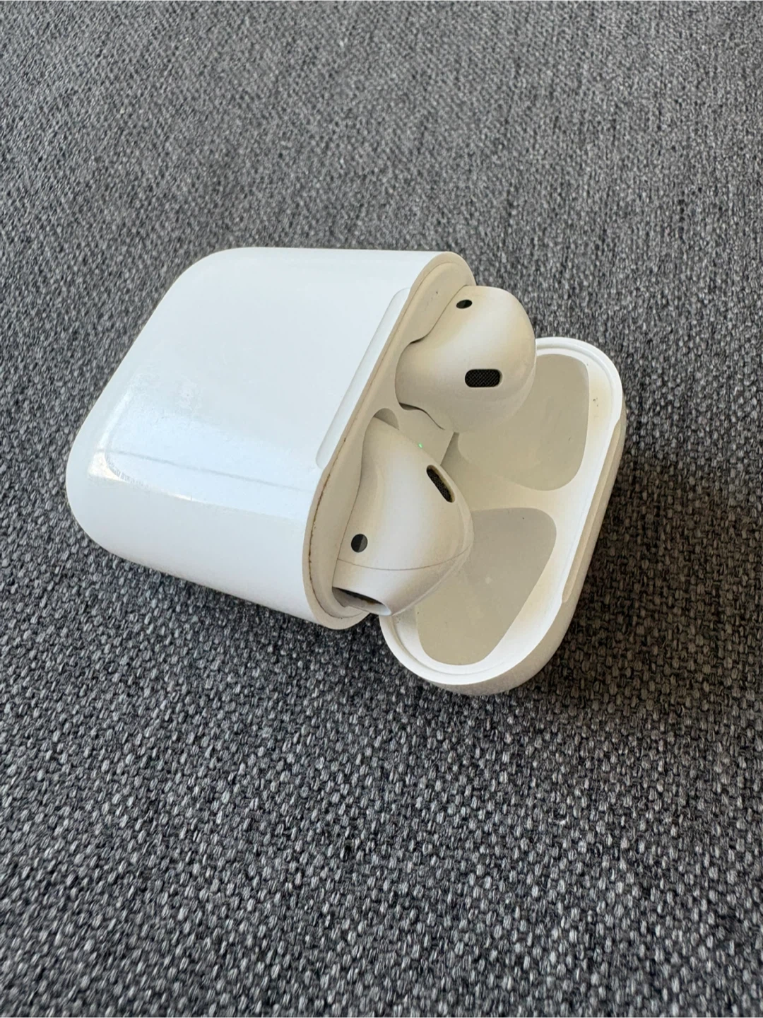 Apple AirPods (2nd generation)