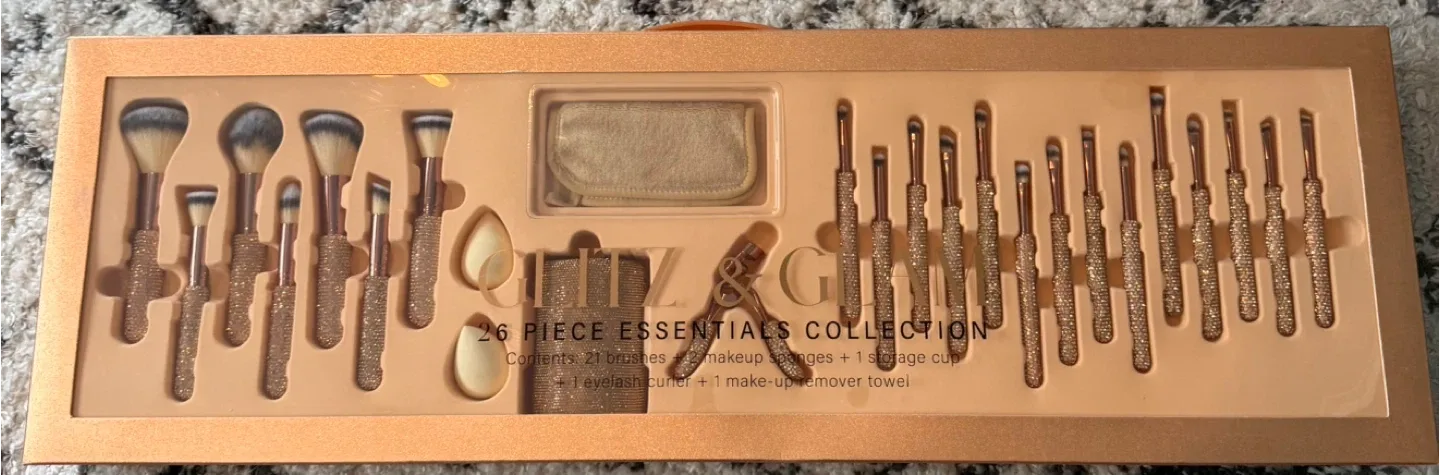 GLITZ & GLAM 26 Piece Essentials Brush Set thumbnail