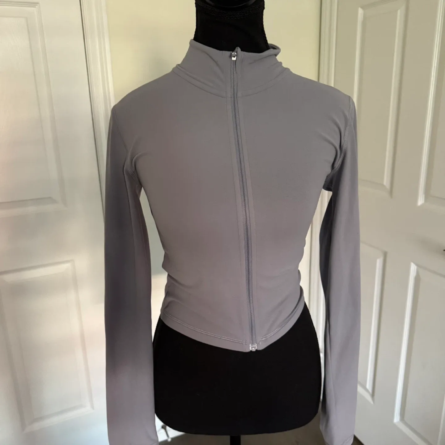 ARITZIA TNA zip-up image indicator(2)