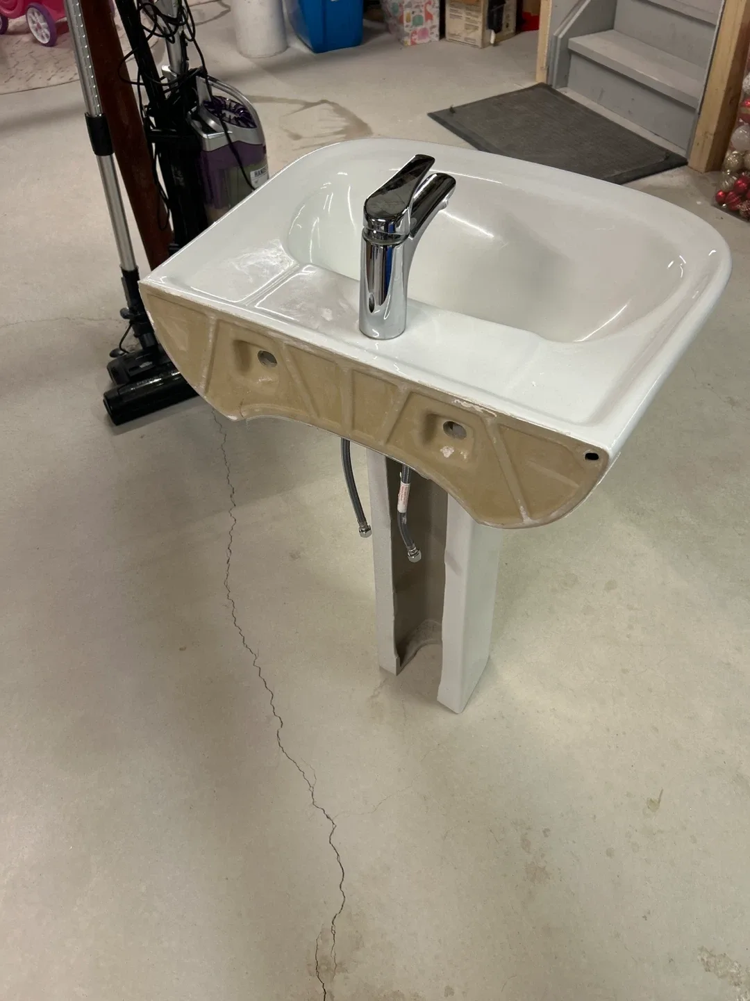 White Pedestal Sink with Faucet image indicator(2)