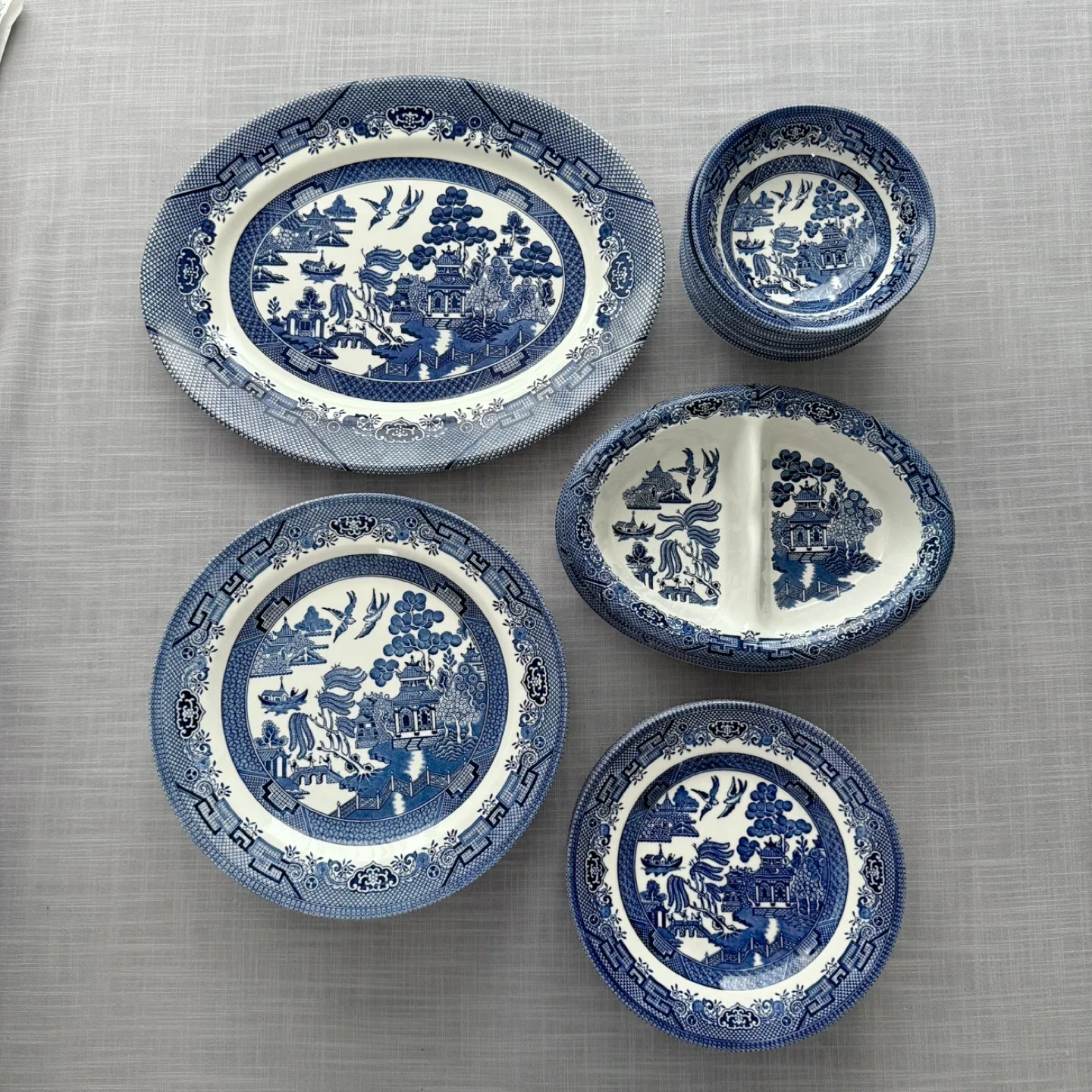 Set of Churchill Blue Willow dishes (27 pieces) thumbnail