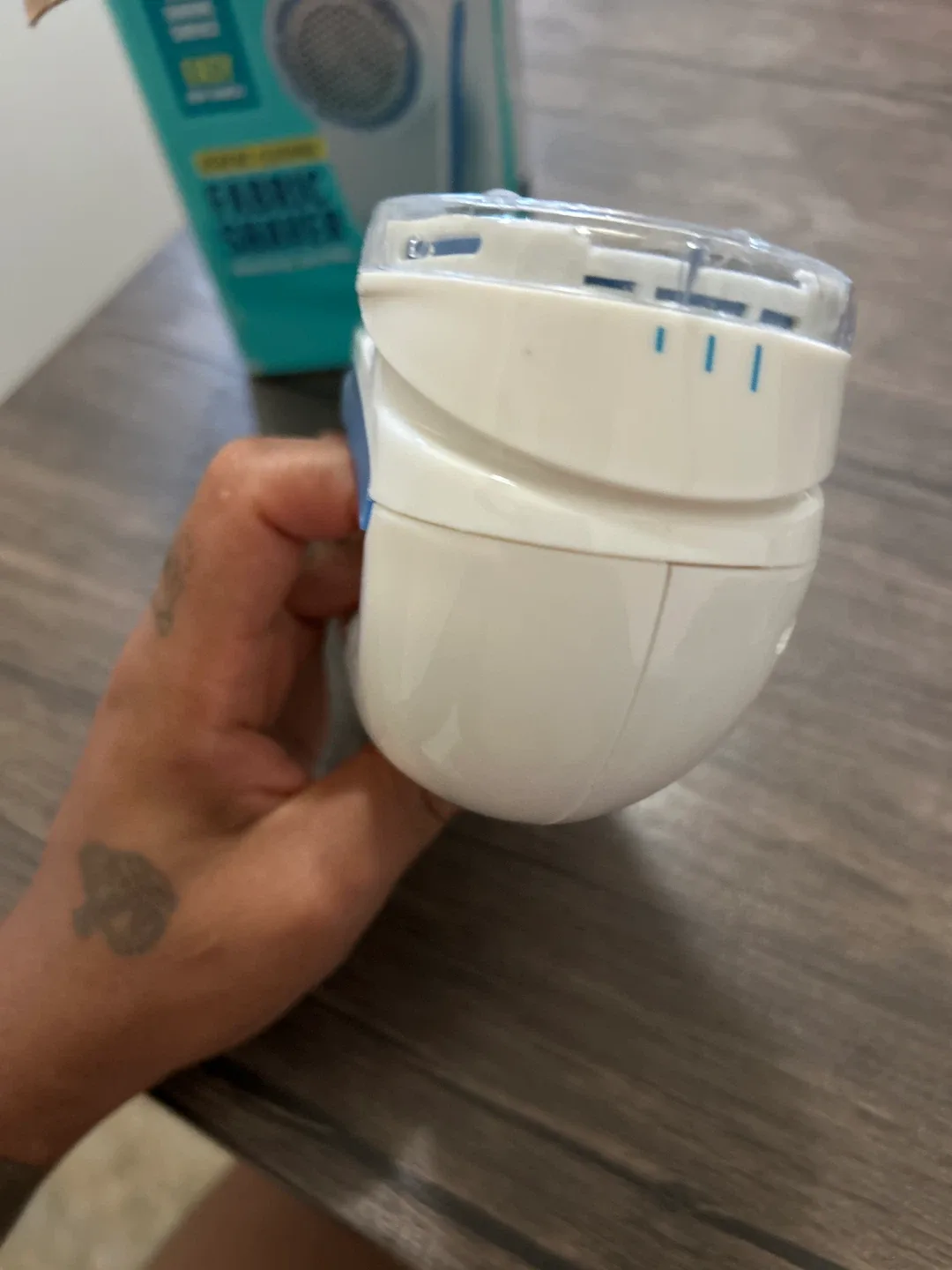 Conair Fabric Shaver - Removes Fuzz, Lint & Pilling image indicator(4)